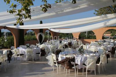 Miniature Location salle Roquebrune-sur-Argens (Var) - Château Vaudois #6 Allée rouge menant à une cérémonie en plein air, entourée de chaises blanches et de jardins verdoyants.