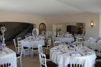 Miniature Location salle Roquebrune-sur-Argens (Var) - Château Vaudois #23 Allée rouge menant à une cérémonie en plein air, entourée de chaises blanches et de jardins verdoyants.