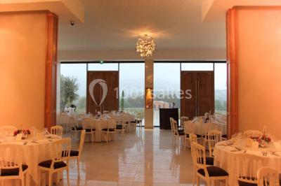 Miniature Location salle Roquebrune-sur-Argens (Var) - Château Vaudois #27 Allée rouge menant à une cérémonie en plein air, entourée de chaises blanches et de jardins verdoyants.