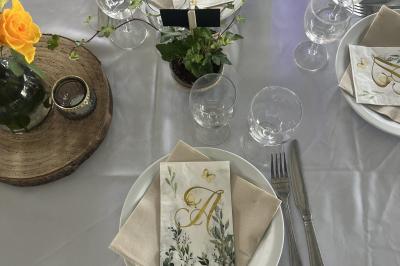 Salle moderne avec tables hautes blanches, éclairage coloré et murs vitrés, prête pour un événement.
