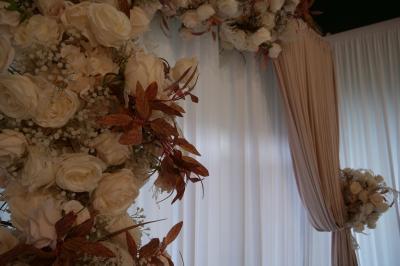 Salle moderne avec tables hautes blanches, éclairage coloré et murs vitrés, prête pour un événement.