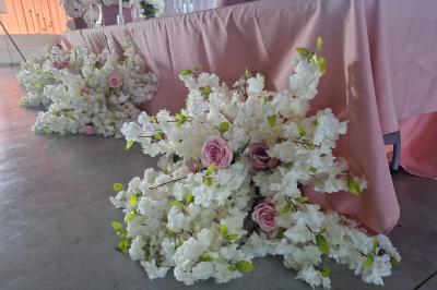 Salle moderne avec tables hautes blanches, éclairage coloré et murs vitrés, prête pour un événement.