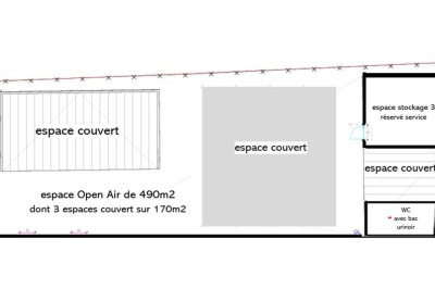 Salle moderne avec tables hautes blanches, éclairage coloré et murs vitrés, prête pour un événement.