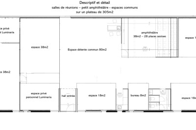 Salle moderne avec tables hautes blanches, éclairage coloré et murs vitrés, prête pour un événement.