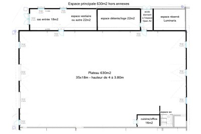 Salle moderne avec tables hautes blanches, éclairage coloré et murs vitrés, prête pour un événement.