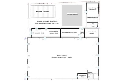 Salle moderne avec tables hautes blanches, éclairage coloré et murs vitrés, prête pour un événement.