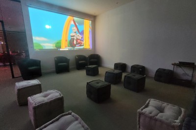 Miniature Location salle Seclin (Nord) - Luminaria #103 Un Père Noël décoratif près d'un sapin orné de boules argentées et de guirlandes rouges, dans un décor festif.