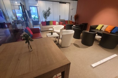 Miniature Location salle Seclin (Nord) - Luminaria #90 Un Père Noël décoratif près d'un sapin orné de boules argentées et de guirlandes rouges, dans un décor festif.