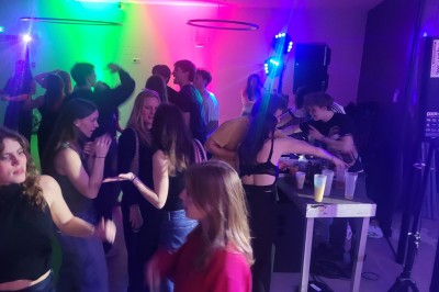 Miniature Location salle Seclin (Nord) - Luminaria #96 Un Père Noël décoratif près d'un sapin orné de boules argentées et de guirlandes rouges, dans un décor festif.