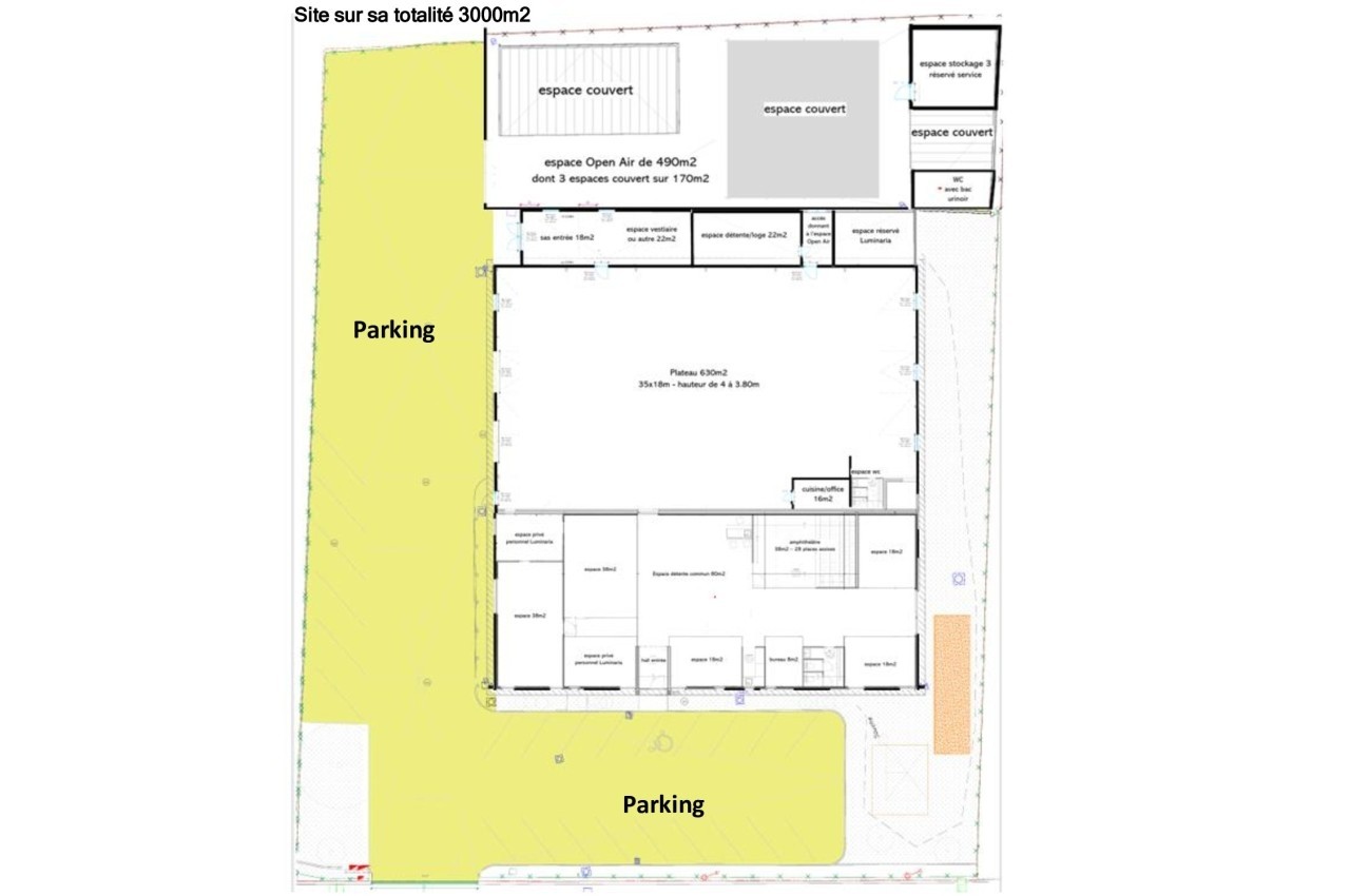Plan d'un site de 3000 m² montrant des espaces couverts, des locaux et deux zones de parking distinctes.