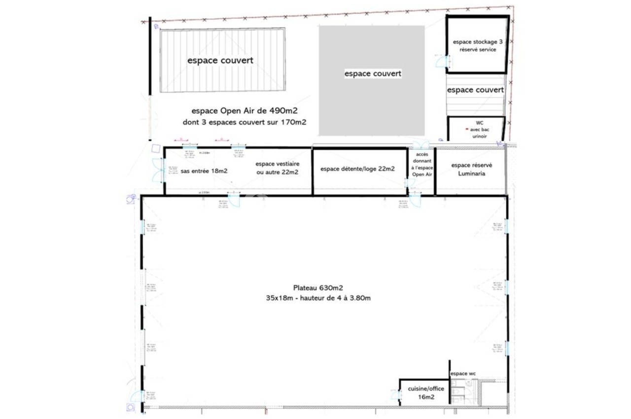 Plan d’un espace événementiel avec zones couvertes, open air, plateau principal et espaces techniques annotés.