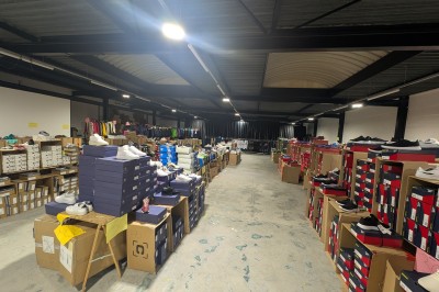 Miniature Location salle Seclin (Nord) - Luminaria #58 Décor festif avec ballons noirs, dorés, argentés et blancs, fond scintillant et deux tabourets blancs devant.