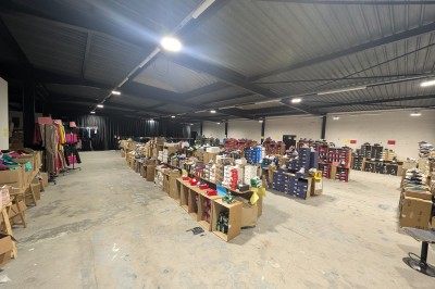 Miniature Location salle Seclin (Nord) - Luminaria #56 Décor festif avec ballons noirs, dorés, argentés et blancs, fond scintillant et deux tabourets blancs devant.