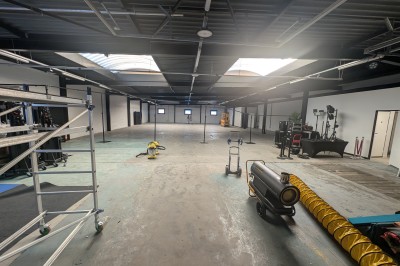 Miniature Location salle Seclin (Nord) - Luminaria #44 Décor festif avec ballons noirs, dorés, argentés et blancs, fond scintillant et deux tabourets blancs devant.