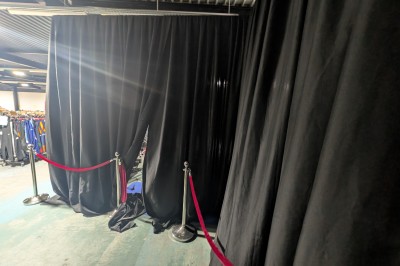 Miniature Location salle Seclin (Nord) - Luminaria #46 Décor festif avec ballons noirs, dorés, argentés et blancs, fond scintillant et deux tabourets blancs devant.