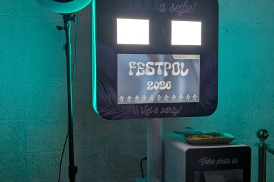 Miniature Location salle Seclin (Nord) - Luminaria #126 Décor festif avec ballons noirs, dorés, argentés et blancs, fond scintillant et deux tabourets blancs devant.