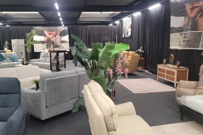 Miniature Location salle Seclin (Nord) - Luminaria #54 Décor festif avec ballons noirs, dorés, argentés et blancs, fond scintillant et deux tabourets blancs devant.