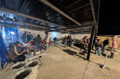 Miniature Location salle Seclin (Nord) - Luminaria #17 Décor festif avec ballons noirs, dorés, argentés et blancs, fond scintillant et deux tabourets blancs devant.