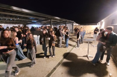 Miniature Location salle Seclin (Nord) - Luminaria #18 Décor festif avec ballons noirs, dorés, argentés et blancs, fond scintillant et deux tabourets blancs devant.