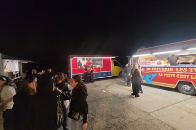 Miniature Location salle Seclin (Nord) - Luminaria #10 Décor festif avec ballons noirs, dorés, argentés et blancs, fond scintillant et deux tabourets blancs devant.