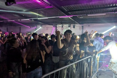 Miniature Location salle Seclin (Nord) - Luminaria #213 Décor festif avec ballons noirs, dorés, argentés et blancs, fond scintillant et deux tabourets blancs devant.