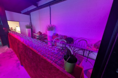 Miniature Location salle Seclin (Nord) - Luminaria #87 Décor festif avec ballons noirs, dorés, argentés et blancs, fond scintillant et deux tabourets blancs devant.