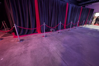 Miniature Location salle Seclin (Nord) - Luminaria #45 Décor festif avec ballons noirs, dorés, argentés et blancs, fond scintillant et deux tabourets blancs devant.