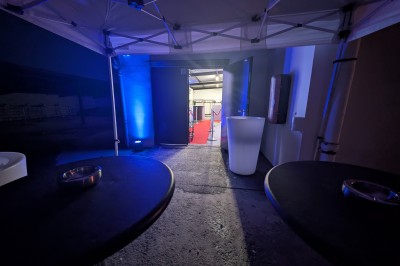 Miniature Location salle Seclin (Nord) - Luminaria #12 Décor festif avec ballons noirs, dorés, argentés et blancs, fond scintillant et deux tabourets blancs devant.