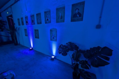 Miniature Location salle Seclin (Nord) - Luminaria #167 Décor festif avec ballons noirs, dorés, argentés et blancs, fond scintillant et deux tabourets blancs devant.