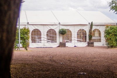 Miniature Location salle Reyrieux (Ain) - Le Clos Talançonnais #27 Porc entier rôti à la broche au-dessus d'un feu de bois, avec une peau dorée et croustillante.