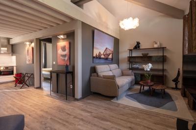 Miniature Location salle Sommières (Gard) - Domaine de l’Estelou #17 Grande table dressée en extérieur avec des chaises en bois, sous une pergola illuminée de lumières violettes, devant un…