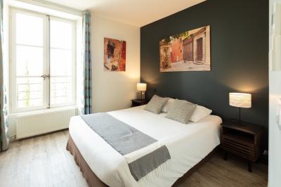 Miniature Location salle Sommières (Gard) - Domaine de l’Estelou #20 Grande table dressée en extérieur avec des chaises en bois, sous une pergola illuminée de lumières violettes, devant un…