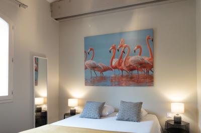 Miniature Location salle Sommières (Gard) - Domaine de l’Estelou #21 Grande table dressée en extérieur avec des chaises en bois, sous une pergola illuminée de lumières violettes, devant un…