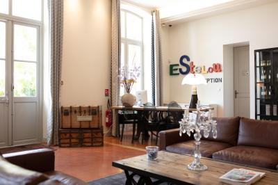 Miniature Location salle Sommières (Gard) - Domaine de l’Estelou #16 Grande table dressée en extérieur avec des chaises en bois, sous une pergola illuminée de lumières violettes, devant un…