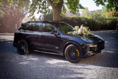 Miniature Location salle Sommières (Gard) - Domaine de l’Estelou #22 Grande table dressée en extérieur avec des chaises en bois, sous une pergola illuminée de lumières violettes, devant un…