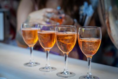 Miniature Location salle Sommières (Gard) - Domaine de l’Estelou #32 Grande table dressée en extérieur avec des chaises en bois, sous une pergola illuminée de lumières violettes, devant un…