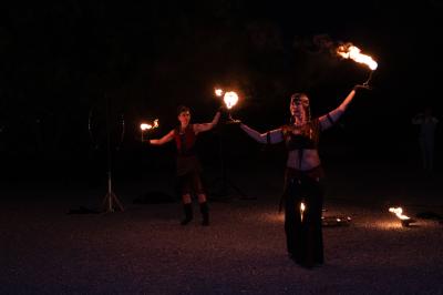 Miniature Location salle Sommières (Gard) - Domaine de l’Estelou #28 Grande table dressée en extérieur avec des chaises en bois, sous une pergola illuminée de lumières violettes, devant un…
