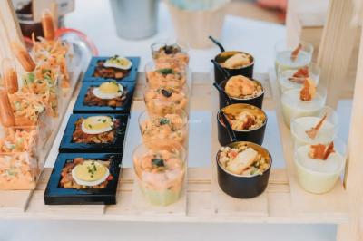 Miniature Location salle Sommières (Gard) - Domaine de l’Estelou #31 Grande table dressée en extérieur avec des chaises en bois, sous une pergola illuminée de lumières violettes, devant un…