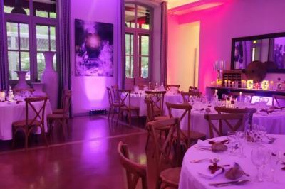 Miniature Location salle Sommières (Gard) - Domaine de l’Estelou #42 Grande table dressée en extérieur avec des chaises en bois, sous une pergola illuminée de lumières violettes, devant un…