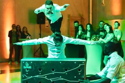Parcours d'obstacles intérieur avec structures suspendues et ballons rouges, sous un éclairage de salle de loisirs.