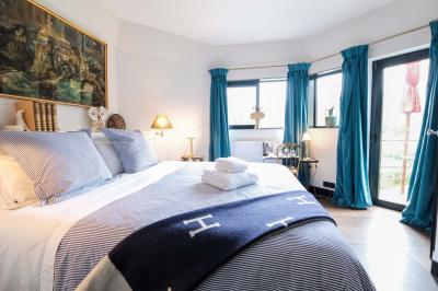 Maison contemporaine en cuivre avec grandes baies vitrées, terrasses et piscine, entourée de végétation.