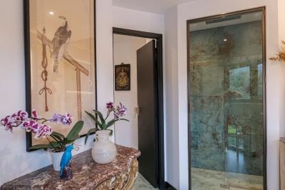 Maison contemporaine en cuivre avec grandes baies vitrées, terrasses et piscine, entourée de végétation.