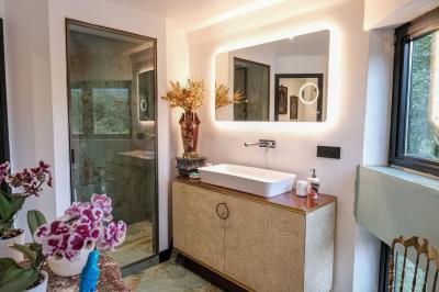 Maison contemporaine en cuivre avec grandes baies vitrées, terrasses et piscine, entourée de végétation.