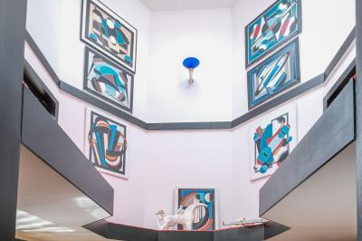 Maison contemporaine en cuivre avec grandes baies vitrées, terrasses et piscine, entourée de végétation.