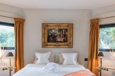 Maison contemporaine en cuivre avec grandes baies vitrées, terrasses et piscine, entourée de végétation.