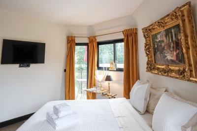 Maison contemporaine en cuivre avec grandes baies vitrées, terrasses et piscine, entourée de végétation.