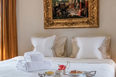 Maison contemporaine en cuivre avec grandes baies vitrées, terrasses et piscine, entourée de végétation.