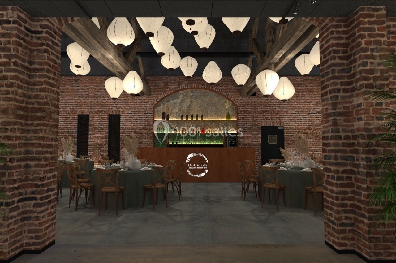 Salle de réception avec murs en briques, poutres apparentes, luminaires suspendus et tables dressées élégamment.