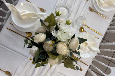 Miniature Leya Réception #5 Bougies blanches et roses dans des vases en verre décorent une table recouverte d'une nappe blanche.