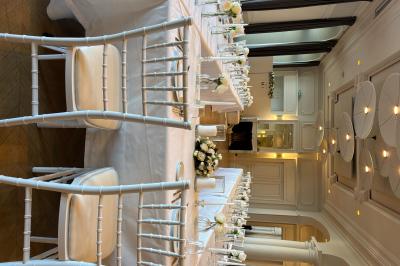 Miniature Leya Réception #6 Bougies blanches et roses dans des vases en verre décorent une table recouverte d'une nappe blanche.